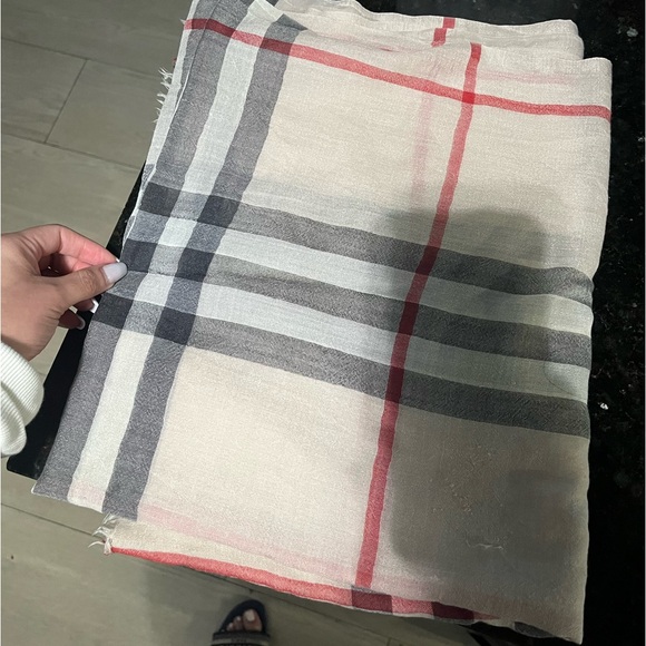 Burberry - Picture 2 of 4